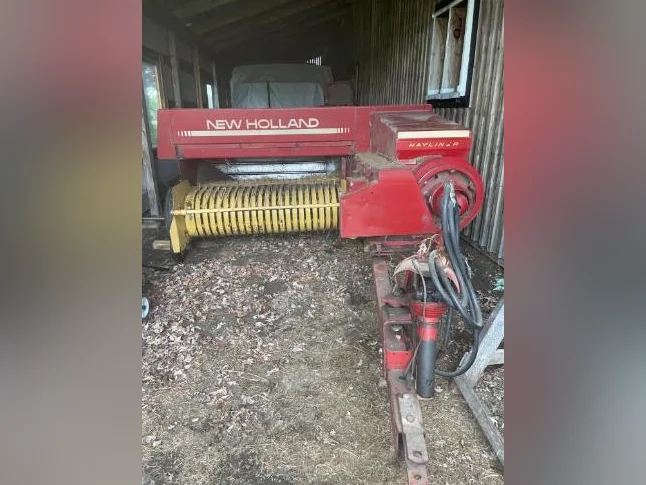 Presse à foin New Holland 316 avec lance balles (NH316)