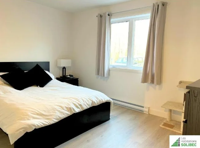 Logement 4 1/2 À LOUER thumbnail 5