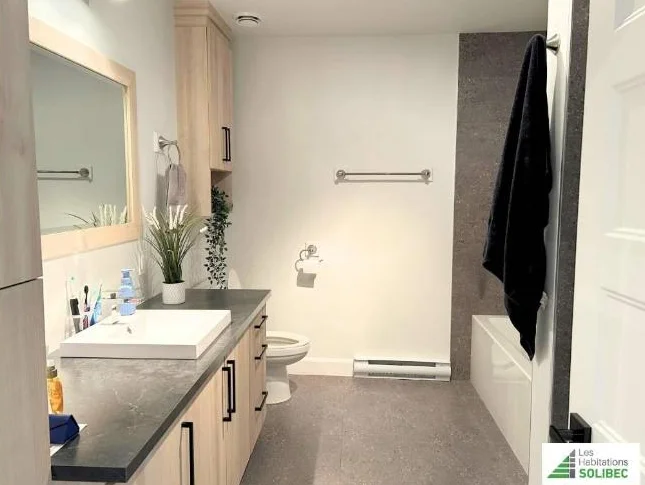 Logement 4 1/2 À LOUER thumbnail 8