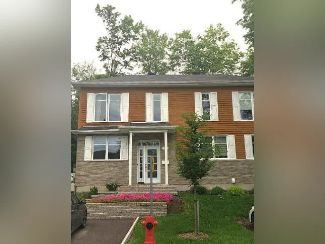 Maison jumelé à louer 3 chambres et salle familiale