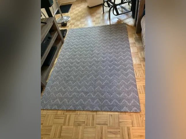 TAPIS GRIS NEUF