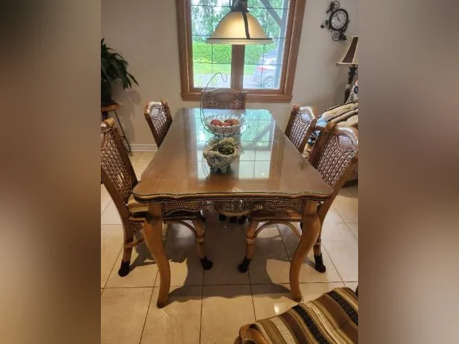 Table de collection en rotin + 6 chaises dont 2 capitaines