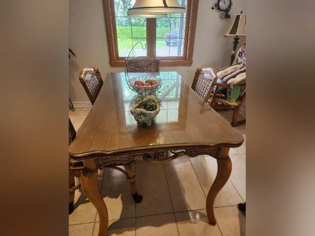 Table de collection en rotin + 6 chaises dont 2 capitaines thumbnail 3