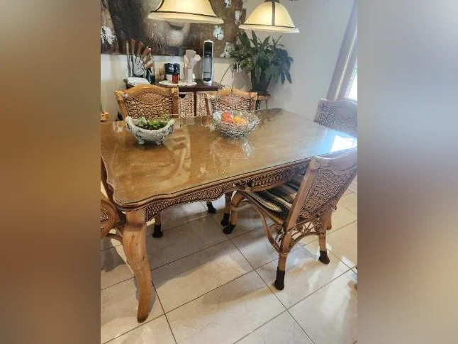 Table de collection en rotin + 6 chaises dont 2 capitaines thumbnail 4