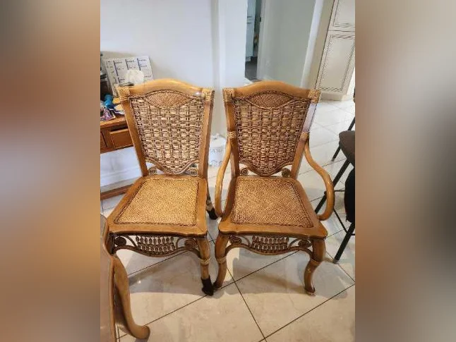 Table de collection en rotin + 6 chaises dont 2 capitaines thumbnail 2