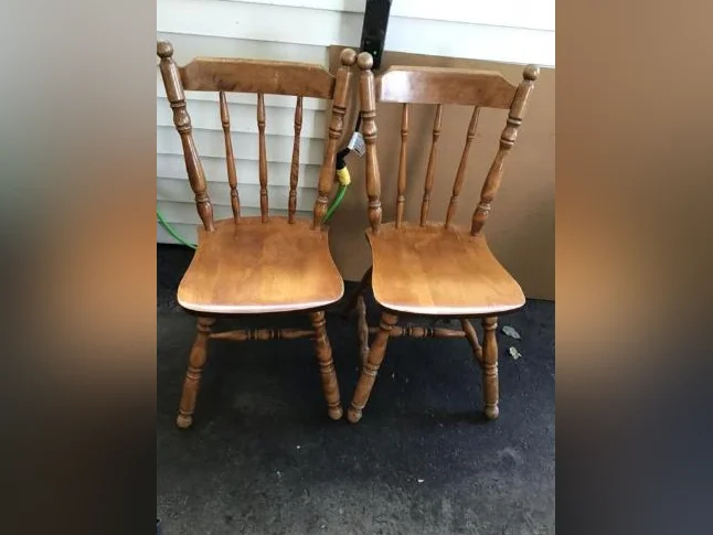 CHAISE EN BOIS TRES SOLIDE