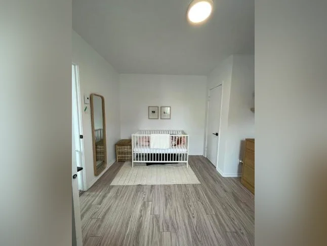 GRAND LOGEMENT LUMINEUX AVEC TERRASSE PRIVÉE À LOUER thumbnail 8
