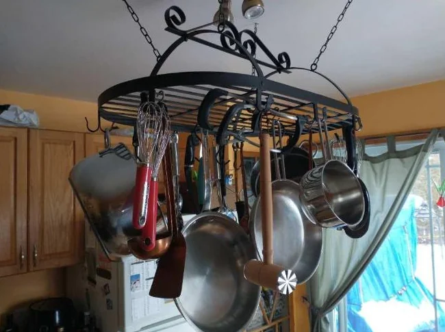 support a chaudron et ustensile de cuisine