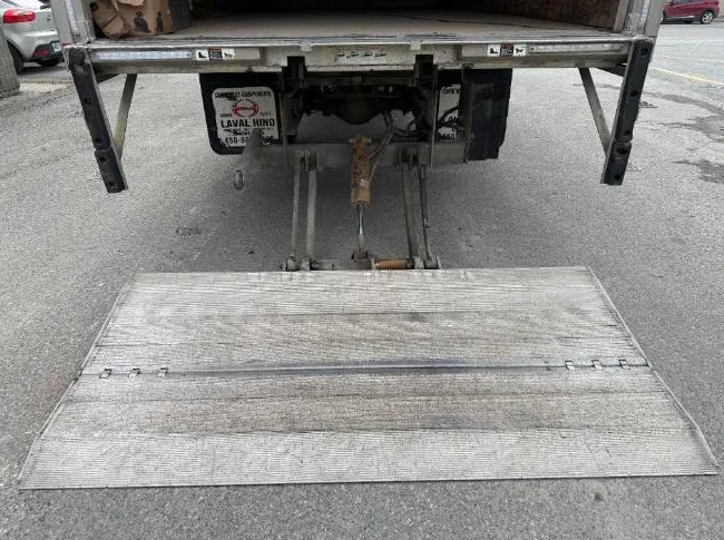 🚚 Hino 195 2017 – 20 pieds + Tailgate Maxon – EXCELLENTE CONDITION – Prêt à travailler ! thumbnail 8