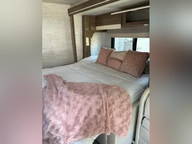 Mercedes Benz Jayco Melbourne Prestige 2023 thumbnail 10