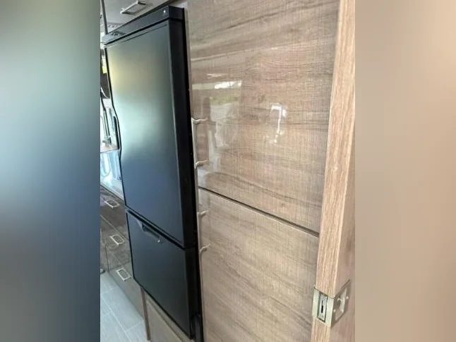 Mercedes Benz Jayco Melbourne Prestige 2023 thumbnail 7