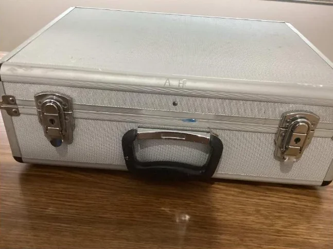 Valise pleine de tubes de peinture acrylique thumbnail 4