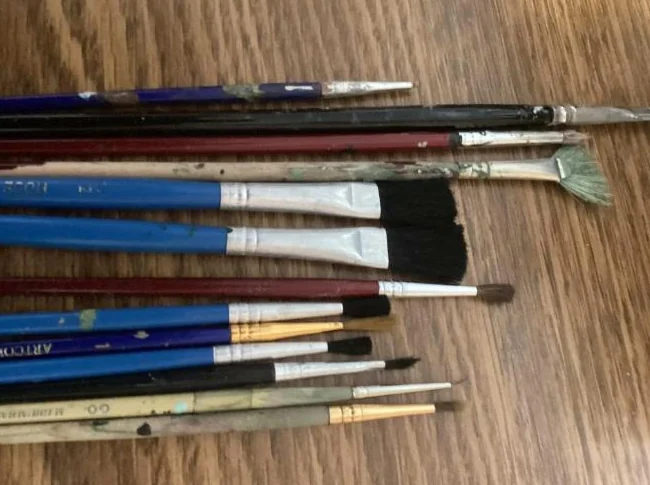 Valise pleine de tubes de peinture acrylique thumbnail 2