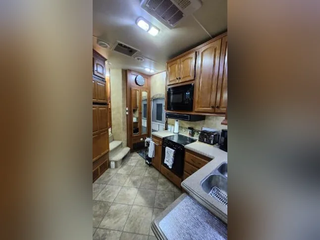 Roulotte fifth wheel 33pied très propre thumbnail 6