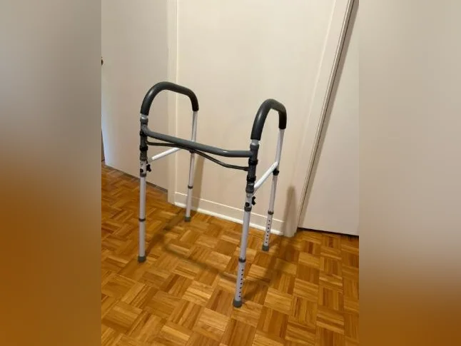 Marchette et appui sécuritaire pour toilette