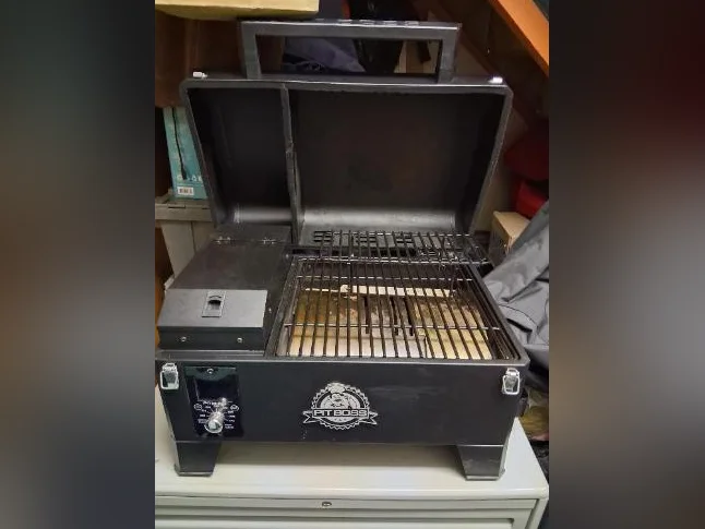 PIT BOSS Fumoir et Grill aux granules de bois . Portatif thumbnail 2