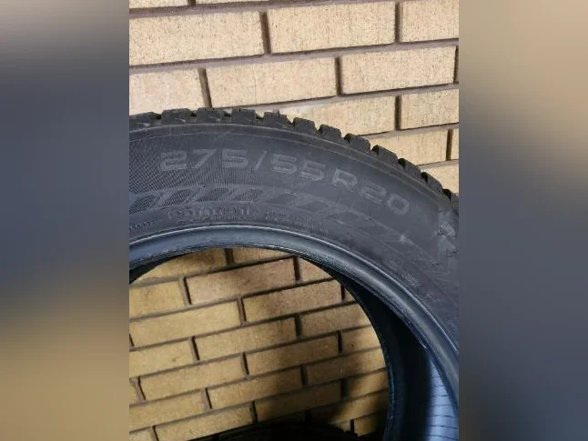 Pneus d’hiver Nokian 20 pouces – 275/55 R20  À vendre 4 pneus d’hiver Nokian 20 pouces,