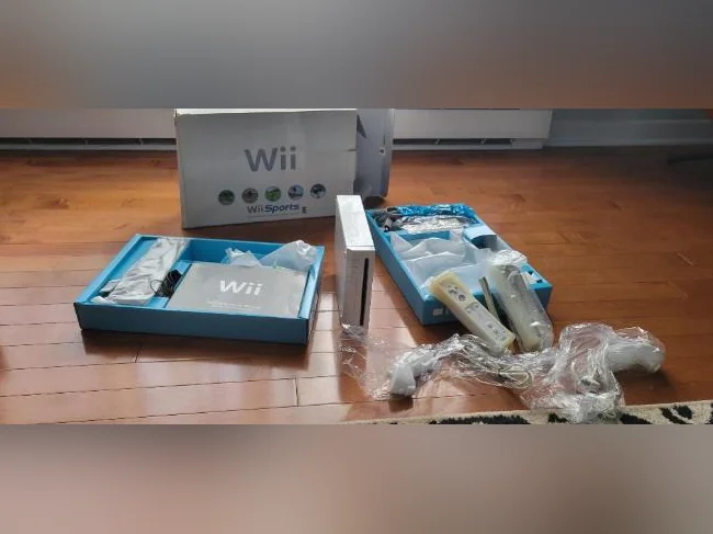 Console Nintendo Wii Sports avec une manette supplémentaire et jeux thumbnail 2