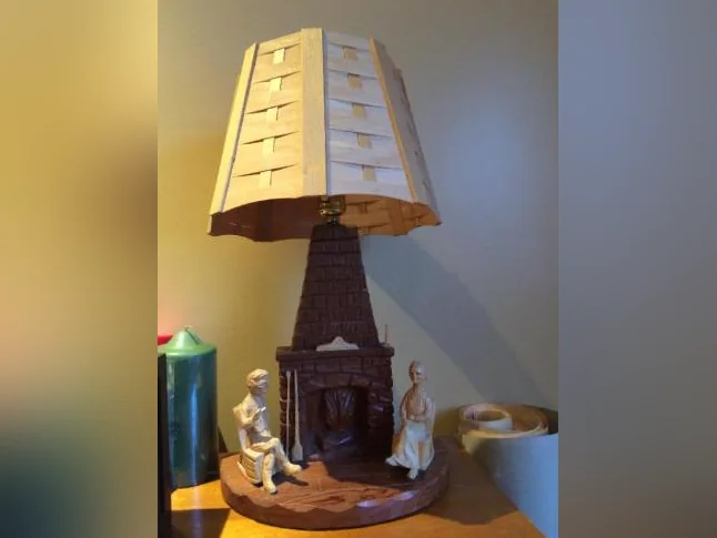LAMPE EN BOIS SCULPTÉ – L. FORTIN – ST-JEAN-PORT-JOLI