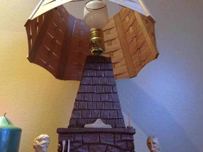 LAMPE EN BOIS SCULPTÉ – L. FORTIN – ST-JEAN-PORT-JOLI thumbnail 4