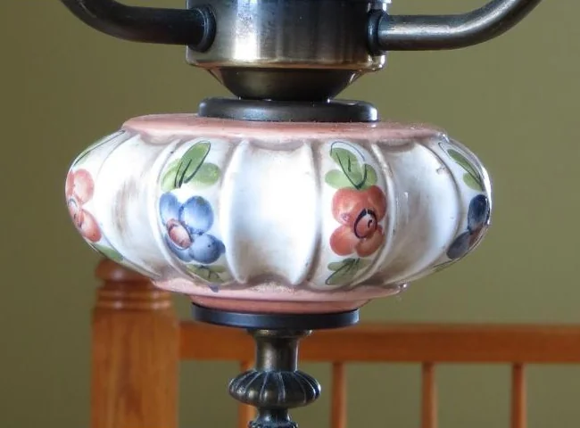 PLAFONNIER STYLE ANTIQUE EN VERRE ET CÉRAMIQUE PEINTE À LA MAIN - HAND-PAINTED GLASS AND CERAMIC CEILING LIGHT