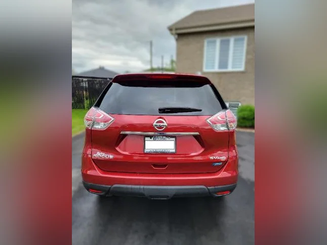 Nissan Rogue 2015 SV AWD – Très faible kilométrage et en excellent état général thumbnail 4