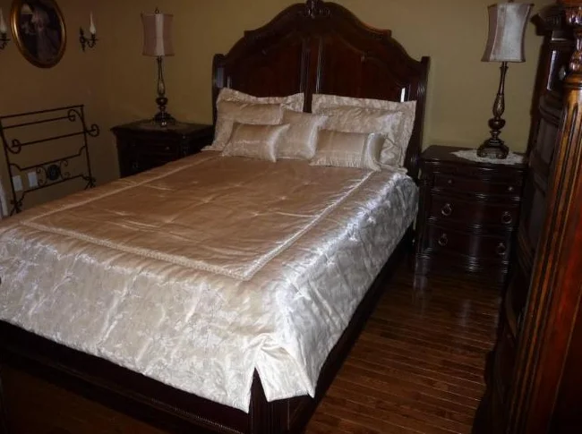 Lit Queen sise avec matelas et un chiffonnier avec miroir.
