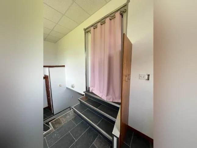 Logement à louer, grand 4 et demi dans une maison au sous-sol. Entrée indépendante, chauffé et éclairé. thumbnail 3
