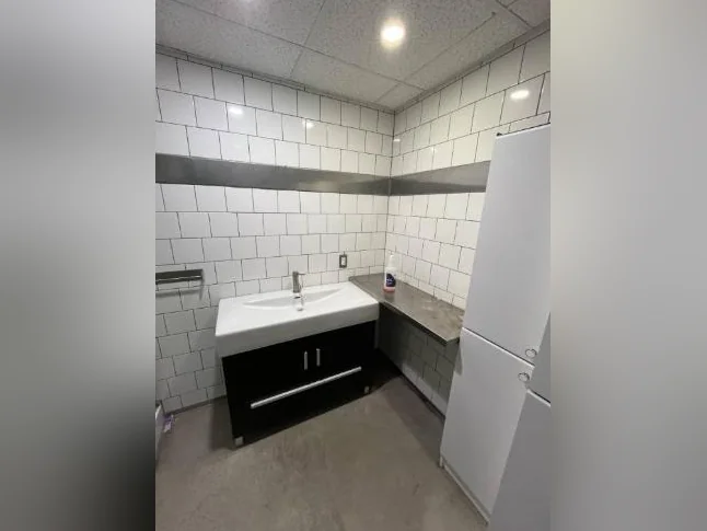 Logement à louer, grand 4 et demi dans une maison au sous-sol. Entrée indépendante, chauffé et éclairé. thumbnail 2