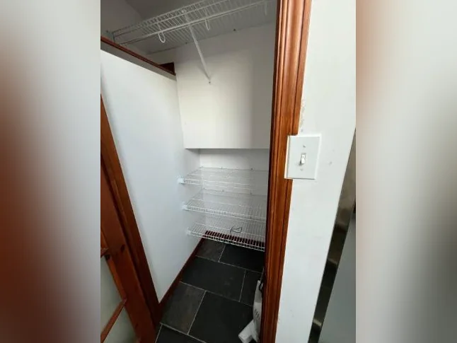 Logement à louer, grand 4 et demi dans une maison au sous-sol. Entrée indépendante, chauffé et éclairé. thumbnail 9