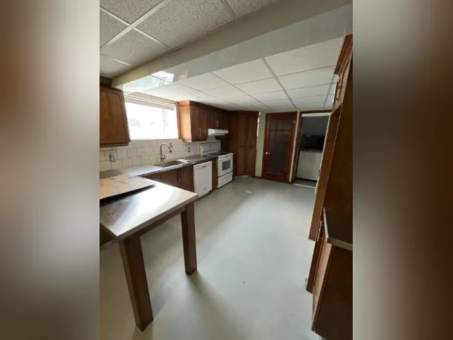 Logement à louer, grand 4 et demi dans une maison au sous-sol. Entrée indépendante, chauffé et éclairé.