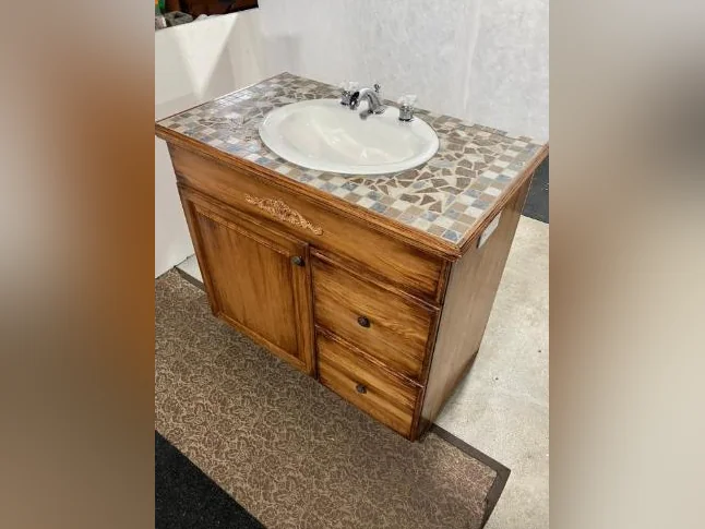 Meuble lavabo avec robinet