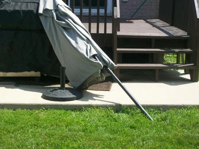 GRAND PARASOL AVEC SOCLE -POUR VENTE RAPIDE thumbnail 2