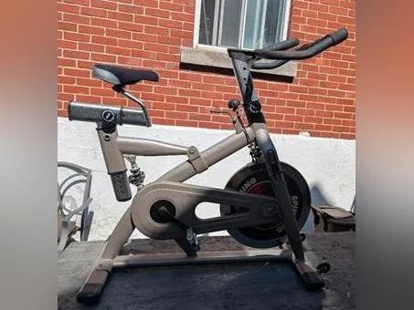 Vélo d'exercise Club Piscine Fitness Spinning, comme neuf, tres robuste. Livraison possible