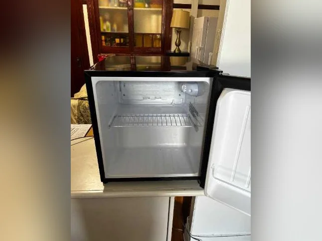 Insignia bar fridge in black. Frigo pour bar couleur noir de la marque Insignia. thumbnail 2