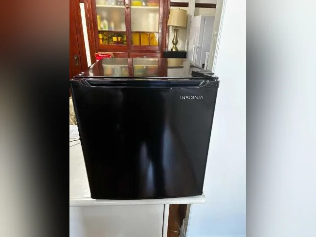 Insignia bar fridge in black. Frigo pour bar couleur noir de la marque Insignia.