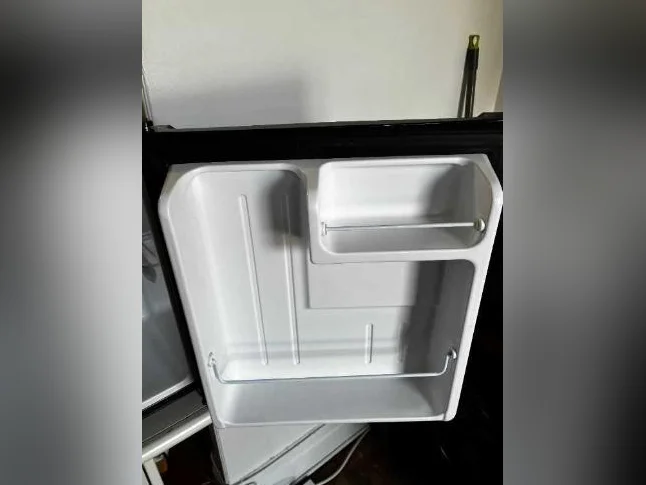 Insignia bar fridge in black. Frigo pour bar couleur noir de la marque Insignia. thumbnail 3