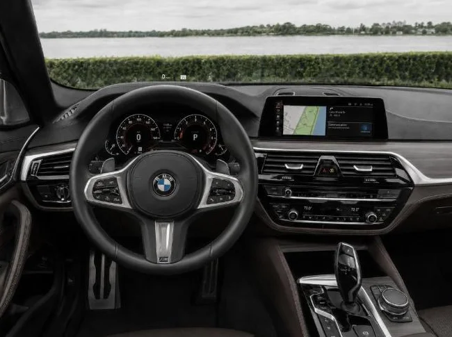 BMW M550i xDrive 2018 - V8 456hp - Vente privée impeccable thumbnail 6