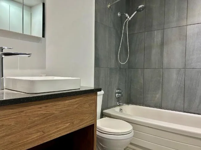 LACHINE, 3 1/2, STYLE CONDO, CLÉ-EN-MAIN   (possibilité électros-ménagers et Stationnement) thumbnail 4