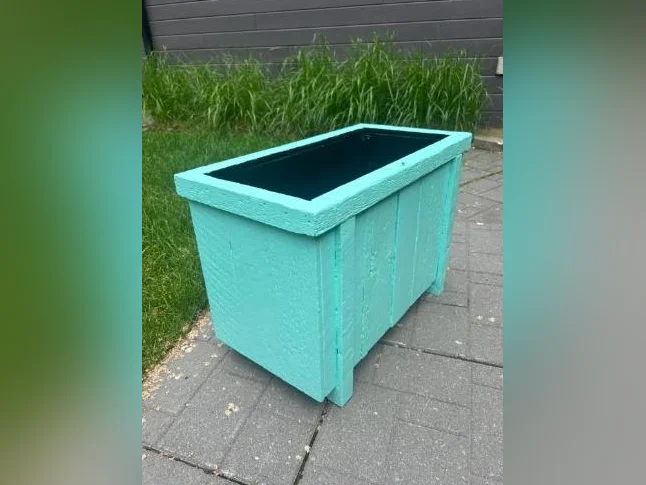 Jardinière en bois turquoise