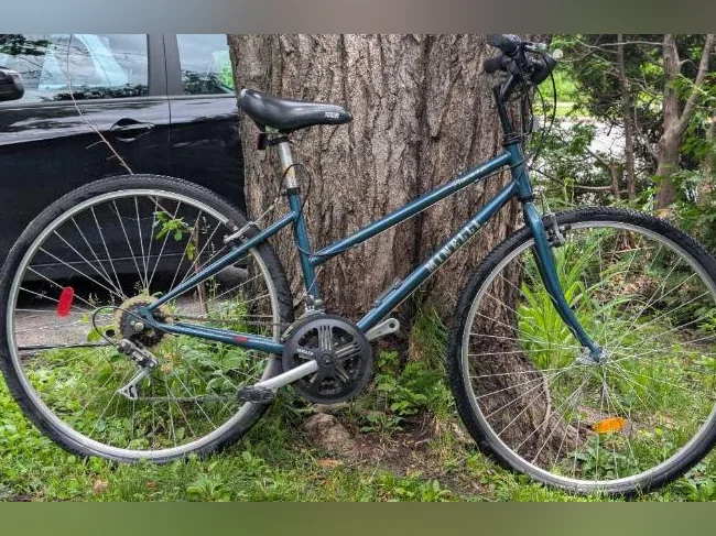 Vélo presque neuf. Le locataire a roulé avec ce vélo trois fois.