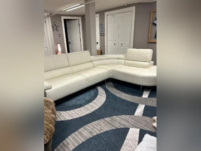 Sofa en cuir blanc en excellente condition thumbnail 2