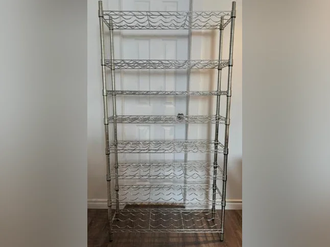Étagère à de vin 8 tablettes. Valeur à neuf 153$/ pour un module de 4 tablettes.
