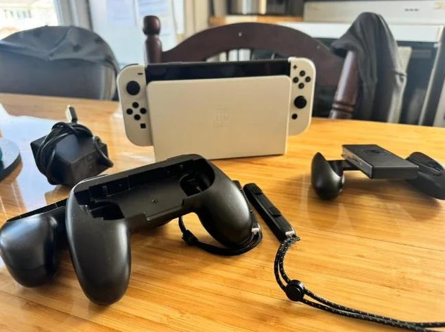 Nintendo switch Oled + 2 manettes Joycon individuel + jeu mario rabbits sparks of hope