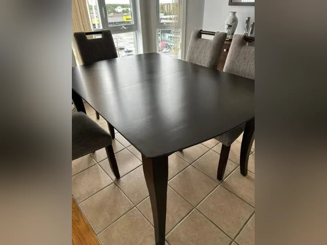 Table de cuisine avec 6 chaises thumbnail 3