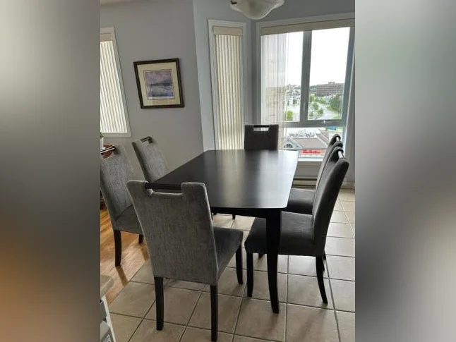 Table de cuisine avec 6 chaises