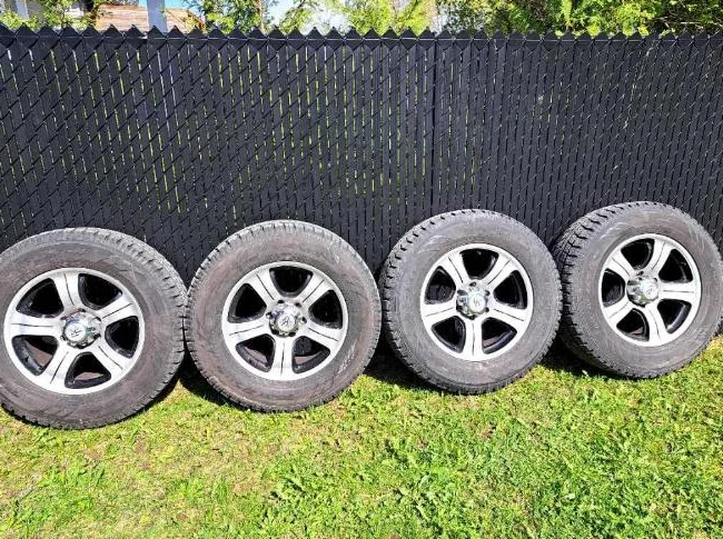 Roues, pneus 4 saisons et jantes.