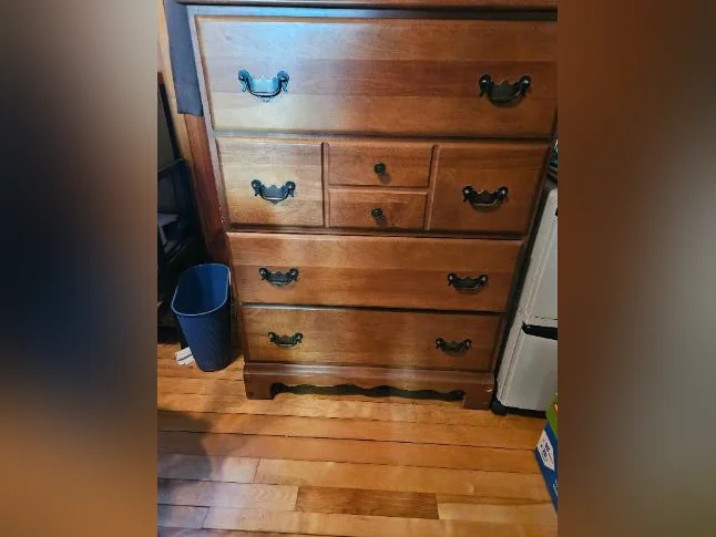 1 commode , 1 bureau triple en bois 40.00