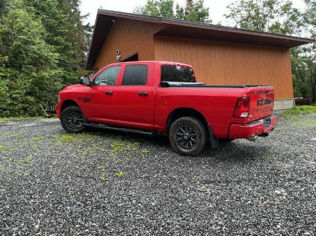 Camion very clean, 2020, 5.7 HEMI, 6 places, 4X4. Mon cell.819-829-8097