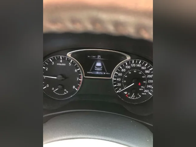 nissan pathfinder ls thumbnail 5
